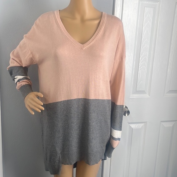 Vince Camuto Sweaters - Vince Camuto Oversized Dusty Rose Shark Hem Long Sleeve Tunic Varsity Sweater
